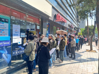 [포토 직썰] 내 순서 언제?···SKT 유심교체 첫날, 대리점 앞 긴줄