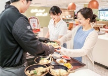 (주)현대그린푸드 회전기식당 | [포토 직썰] 현대그린푸드 "초복 맞아 구내식당서 '홍삼삼계탕' 선봬"