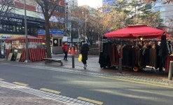 [NP현장포토] 이대 앞 신촌 박스퀘어 건립…노점상 반응은 싸늘