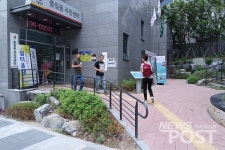 [NP포토] 사전투표 첫날 소중한 한 표 행사하러 왔어요