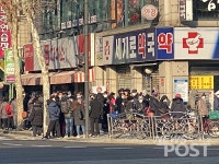 [NP포토] 약국 마스크 판매 1인2매 제한...문 열기 전부터 긴 줄