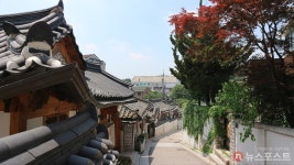 [도시탐구] 익선동과 북촌, 시각적 관람 공간이 된 한옥마을