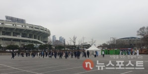 [뉴스포스트 포토] 엄마 손 잡고…잠실종합운동장 코로나19 검사소