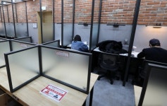 확진자 연일 3만명대...백화점 시식 금지·학원 띄어앉기