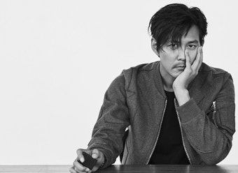 이정재, 美배우조합상 남우주연상 수상...비영어권 배우 최초