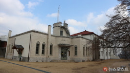 [서울 도심 산책] 궁궐 관람·숲길 걷기를 함께...경희궁지