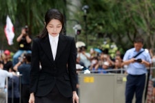 김건희, 피의자 신분 특검 첫 출석...주가조작 의혹 등 조사