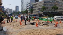 [AT포토] 충무로역 3번 출구 부근 도로서 씽크홀 발생