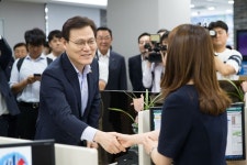 가마솥 폭염에 지친 어르신, 은행서 편히 쉬세요