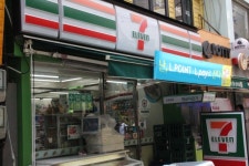 편의점 맥주, 국산보다 수입... 4캔 1만원 효과