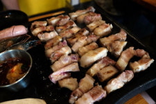 함덕 그때그집, 초벌구이로 육즙 가둔 함덕흑돼지를 맛볼 수 있어