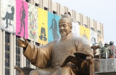 서울시, 광화문 세종대왕·이순신장군 동상 봄맞이 목욕