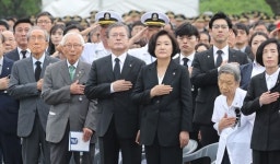[전문]문재인 대통령 추념사 고귀한 희생에 경의...이념, 이분법 나누는 시대 지났다