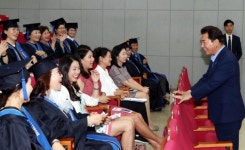 [발로 뛰는 시정] 백군기 용인시장, 경로당 파견지도자 수료자 격려