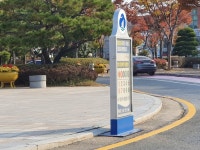 [포토뉴스] 군산시청 앞 이상한 보도블록… 장애인 통로는 어디?