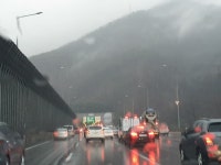 [포토뉴스]  서울외곽순환도로 수리터널 앞 빗길 정체
