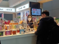 [르포] 우한폐렴 확산, 인천공항 약국 “마스크, 하루 수천 장 팔려”