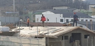 [현장고발] 인천 문학구역도시개발… 위험천만한 고소작업 현장