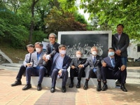 [포토뉴스] 경기도청 앞 쉼터에 설치된 오월걸상