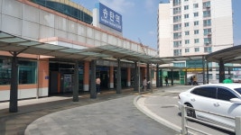 평택시, 송탄역 광장 등에 불법광고물 부착방지 특수도료 도포