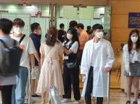 [AT포토] 코로나19 속 한남3 총회, 온도 측정은 필수