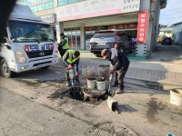 [포토뉴스] 하남시 초광로 차도서 안전요원 없는 맨홀공사 ‘위험’