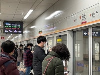 지하철 3호선 지연 운행…출근길 시민 불편