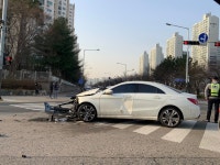 [포토뉴스] 안산중앙도서관 사거리 차량 추돌사고… 인명 피해 없어