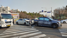 [포토뉴스] 안산중앙도서관 사거리 차량 추돌사고… 인명 피해 없어