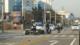 [포토뉴스] 안산중앙도서관 사거리 차량 추돌사고… 인명 피해 없어