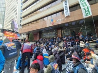 [포토] 대화 나서라⋯CJ대한통운 본사 둘러싼 택배노조, 이들째 점거