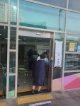 [AT 포토] 선택의 날 투표를 위해 줄을 서 있는 시민들