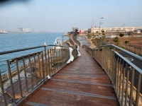 [포토뉴스] 관리소홀로 흉물로 전락한 인천 만석화수해안산책로 전시작들