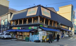 인천 중구 옛 미츠코시백화점 불법적치물로 안전사고 우려
