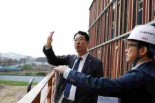 [발로 뛰는 시정] 정명근 화성시장, 정조효노인복지관 준공 앞두고 최종점검