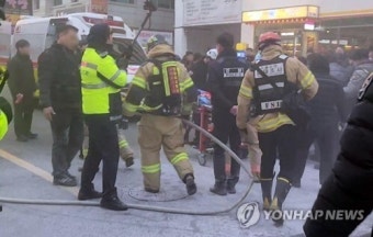 국민의힘 공천 탈락자, 당사 앞에서 분신 시도...경찰 제압