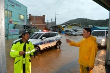 이용록 홍성군수, 갈산 전통시장 침수피해 복구 작업 동참