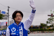 [지방선거 돋보기] 포항시장 선거운동 개전… 박용선·박희정, 첫날 전통시장서 표심 공략