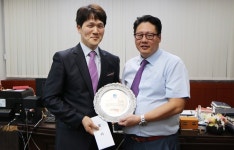푸르밀, 폐지 줍는 노인 도운 대리점주에 표창