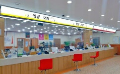 코로나19가 바꾼 풍경 ... 우체국창구 앞 비닐막 등장