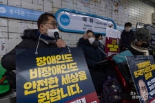 [포토] 지하철 탑승 없이 선전전 진행한 전장연 오세훈, 면담 기다리겠다