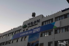 [포토] 강북구청 적정인력 채용 요구 단식 37일째··· 박장규 지회장 병원 이송