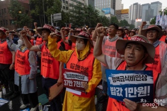 [포토] 장대비 속 총력투쟁 선포한 공무원노조들