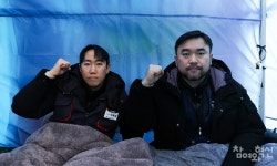 [포토] 생수병 어는 날씨에도···기업은행지부 금융위 앞 천막 농성