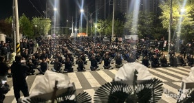 [포토] 운전대 놓고···화물노동자들이 지키는 투쟁의 밤