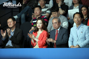 [BM포토] PBA 파나소닉 오픈 결승전 관전하는 '당구여신' 차유람과 김영수 총재