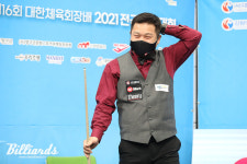 [BM포토] 아, 쑥스럽구먼 행운의 샷이 들어가자 멋쩍게 웃는 서창훈  [대한체육회장배 당구대회]