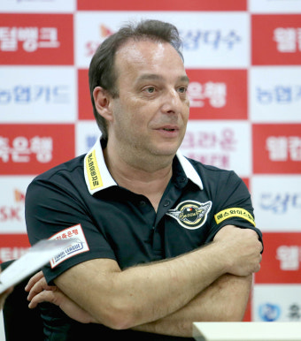 우승 순간에 아픈 팀 동료 먼저 챙긴 'MVP 산체스'