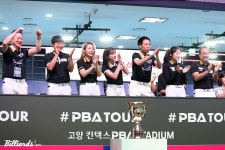 깔끔하게 성공 홍성균 에스와이 구단주의 개막식 시타