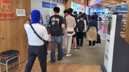 편의점에 블루 아카이브 래빗소대 떴다